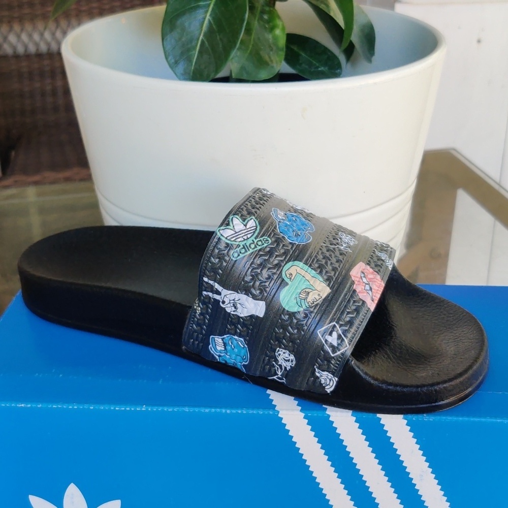 ADIDAS ADILETTE J SLIDES size 6 - Picture 9 of 11